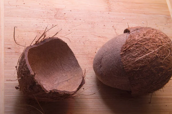 Рубленый кокос на доске — стоковое фото