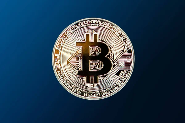 Altın bitcoin sikke üzerinde koyu mavi arka plan izole
