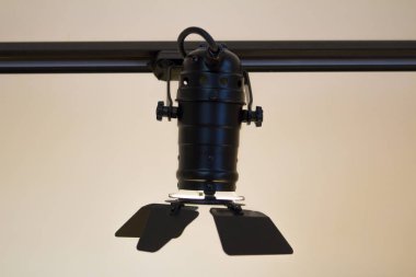 sinematik lamba searchlight bir denge aletinin üstüne parlak askıya perdeler ile parlar