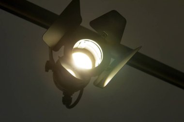 sinematik lamba searchlight bir denge aletinin üstüne parlak askıya perdeler ile parlar