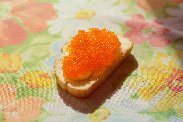 Красная икра на белом хлебе — стоковое фото