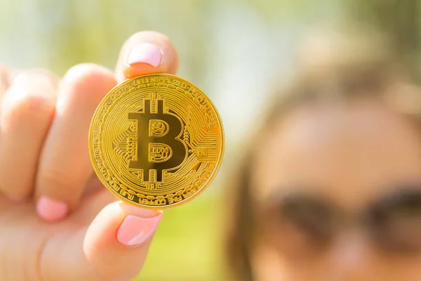 St Petersburg, Rusya Federasyonu, 15 Mayıs 2018: yeni bir para bitcoin onun elinde tutan genç gülümseyen kız