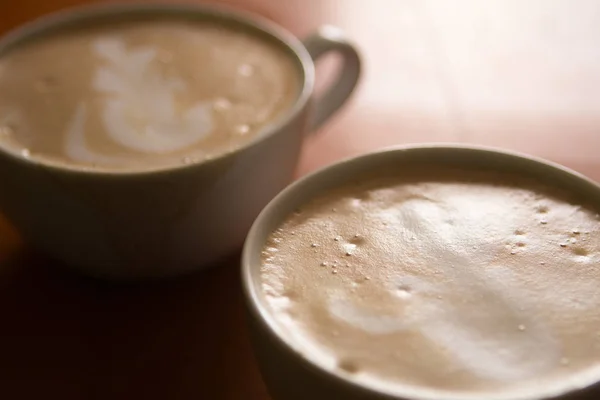 Крупным планом чашку кофе на столе в кафе — стоковое фото