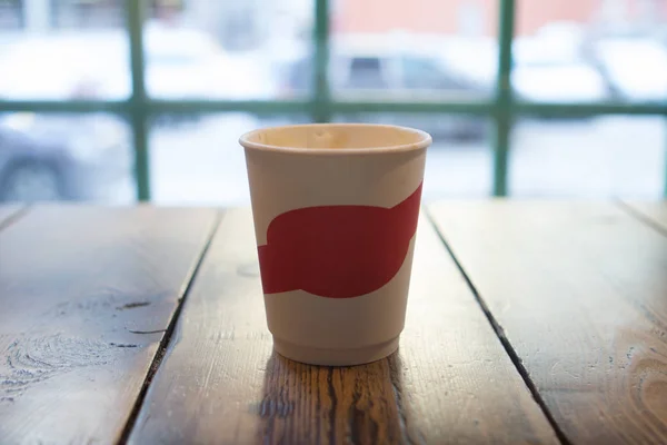 Чашка кофе на деревянном столе с окном в кафе mocap — стоковое фото
