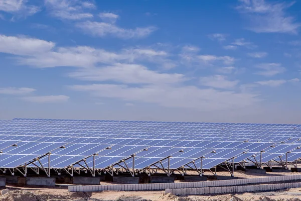 Estación de paneles solares en el desierto contra el cielo azul Imágenes de stock libres de derechos