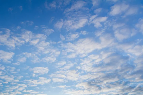 Luz azul céu fundo com nuvens brancas — Fotografia de Stock