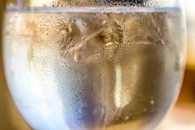 bir bardak su ve buz damla