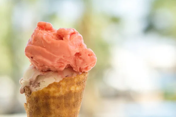 Cone de sorvete derretido em um cone de waffle — Fotografia de Stock