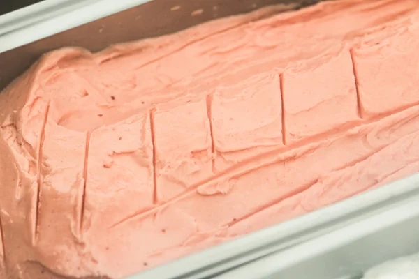 Мороженое в металлическом лотке на продажу летом — стоковое фото