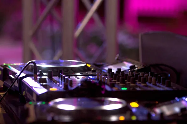 DJ konsolu akşam sokak performansı üzerinde