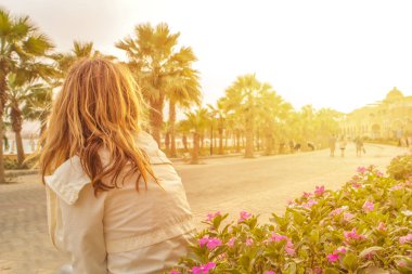 günbatımı zevk beyaz genç kız hippi. Arka plan görünüm mockup üzerinde turist gezgin.