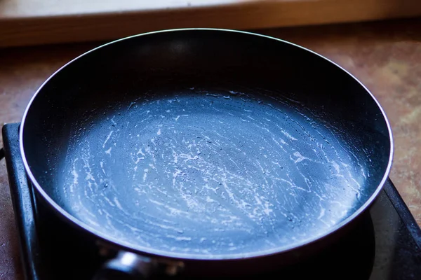 Сковородка с маслом на кухне — стоковое фото