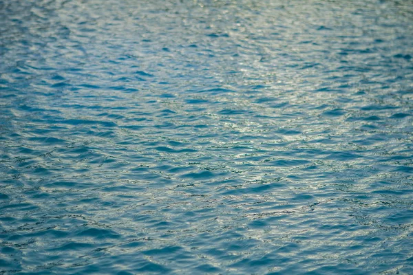 Kleine golven en rimpelingen op het blauwe water van het zwembad — Stockfoto