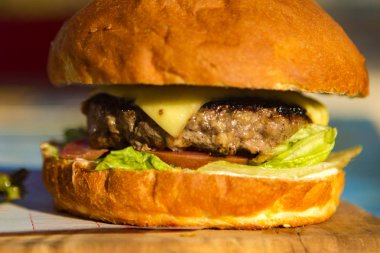 Bir kafede ahşap bir gemide bir pirzola ile Burger Restoran