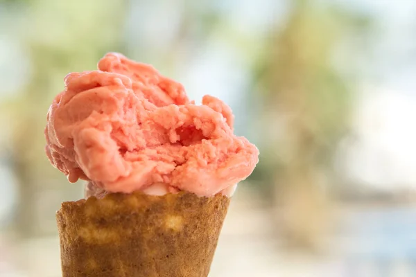 Cone de sorvete derretido em um cone de waffle — Fotografia de Stock