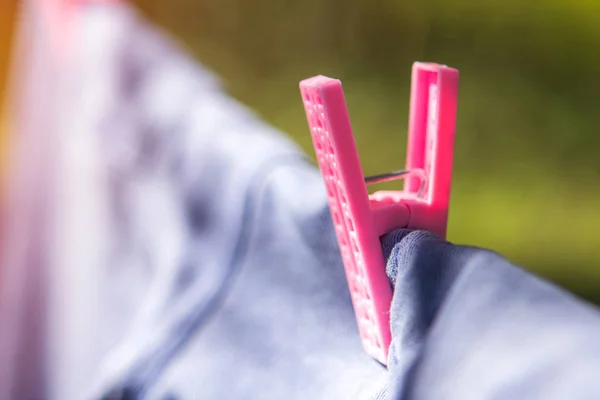 clothespin clothesline üzerinde giysi devam ediyor