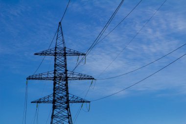 Elektrik yüksek gerilim kule mavi bulutlar gökyüzü karşı elektrik hattı ile