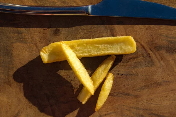 Картофель фри на деревянной доске в кафе-ресторане — стоковое фото