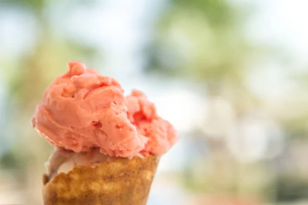 Cone de sorvete derretido em um cone de waffle — Fotografia de Stock