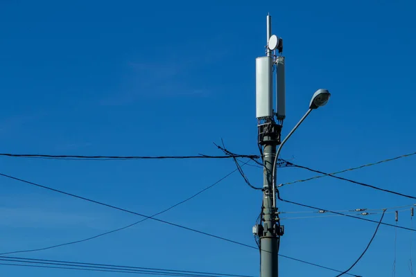 Technologie na vrcholu telekomunikační (4 g, Lte) Gsm věž (antény, vysílače), modrá obloha. — Stock fotografie