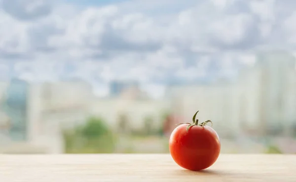 老木桌上的西红柿反对城市的背景。有机食品。文本空间. — 图库照片