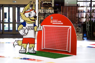 Saint Petersburg, Rusya - 28 Mayıs 2018: Resmi kurt maskot, 2018 Dünya Kupası Rusya - Zabivaka ve futbol geçit. Futbol Şampiyonası 2018 sembolü.