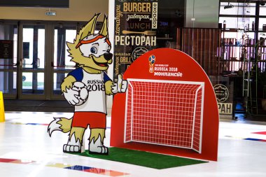 Saint Petersburg, Rusya - 28 Mayıs 2018: Resmi kurt maskot, 2018 Dünya Kupası Rusya - Zabivaka ve futbol geçit. Futbol Şampiyonası 2018 sembolü.