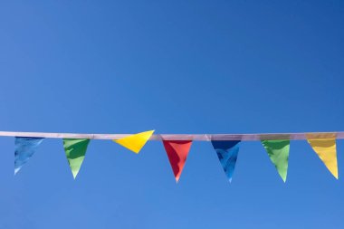 Renkli üçgen bayrakları dekore edilmiş dış taraf güneş ışığı kutlamak