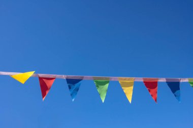 Renkli üçgen bayrakları dekore edilmiş dış taraf güneş ışığı kutlamak