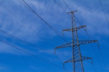 Elektrik yüksek gerilim kule mavi bulutlar gökyüzü karşı elektrik hattı ile