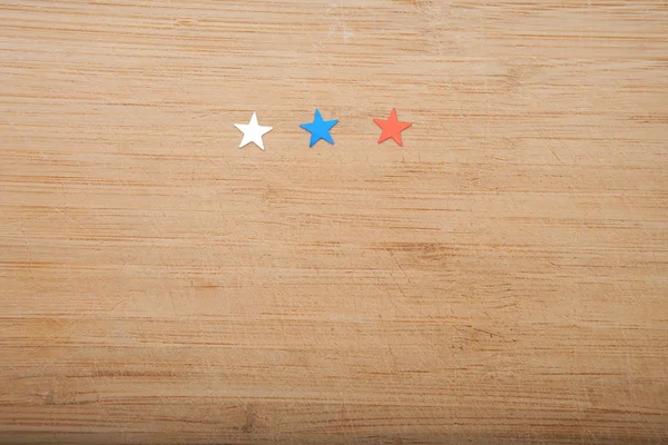 Confetti sterren op houten achtergrond. 4 juli, Onafhankelijkheidsdag, card, uitnodiging in usa vlag kleuren. Uitzicht vanaf de Top, lege ruimte. — Stockfoto