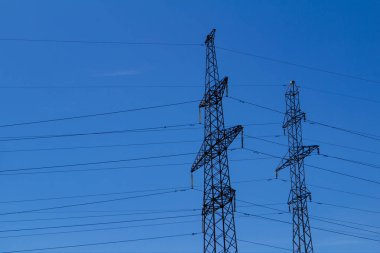 Elektrik yüksek gerilim kule mavi bulutlar gökyüzü karşı elektrik hattı ile