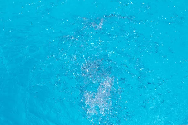Küçük dalgalar, yüzme havuzu mavi su ripples