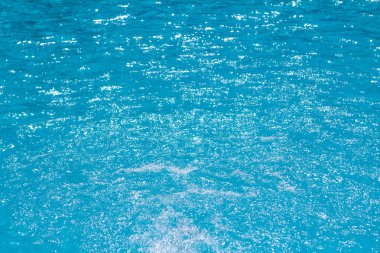 Küçük dalgalar, yüzme havuzu mavi su ripples