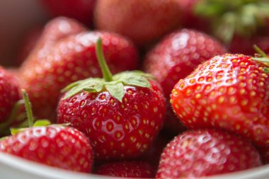 yeşil renkli bir tabağa olgun çilek berry yeşil yapraklar