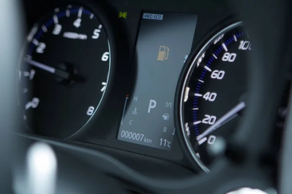 Primer plano de un tablero de instrumentos de un coche de advertencia con el icono de combustible encendido . — Foto de Stock