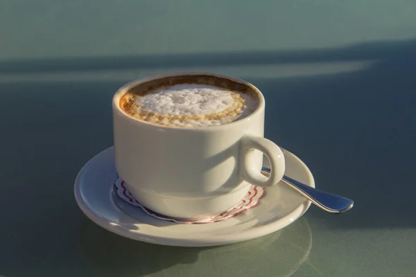 Tasse blanche de café sur la table en mer. Concept vacances d'été . — Photo