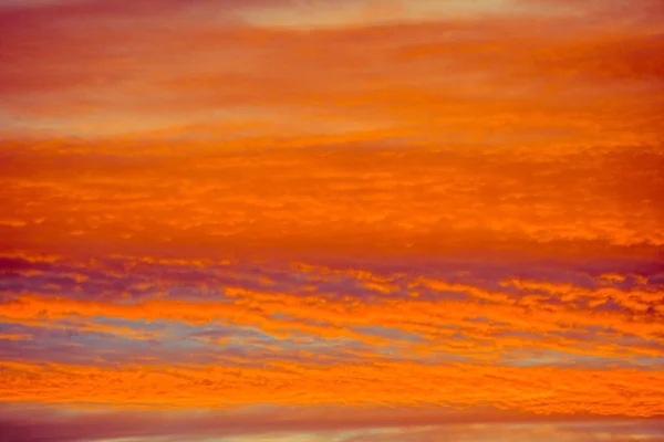 Nuvens céu azul e laranja ao pôr do sol ou ao nascer do sol . — Fotografia de Stock