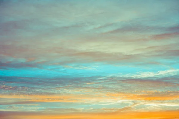 Nuvens céu azul e laranja ao pôr do sol ou ao nascer do sol . — Fotografia de Stock