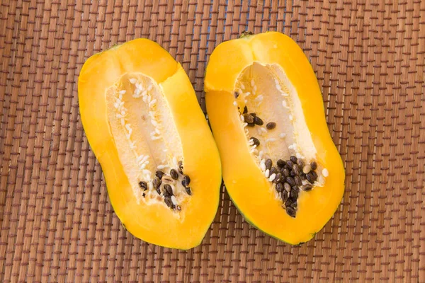 Fruta de la papaya, papaya fresca madura dulce, comida vegana cruda . — Foto de Stock