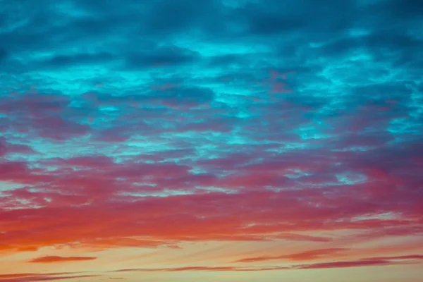 Blaue und orangefarbene Wolken am Himmel bei Sonnenuntergang oder Sonnenaufgang. — Stockfoto