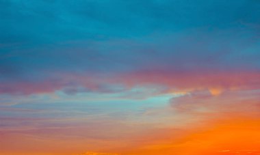 mavi ve turuncu gökyüzü günbatımı veya gündoğumu bulutlara.