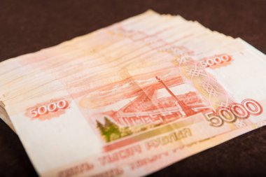 Rusya Rublesi para kavramı kazanmak Rus parası 5000 ruble banknot portre, makro yakın çekim