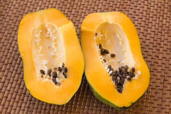 Papayafrüchte, süße reife frische Papaya, vegane Rohkost. — Stockfoto