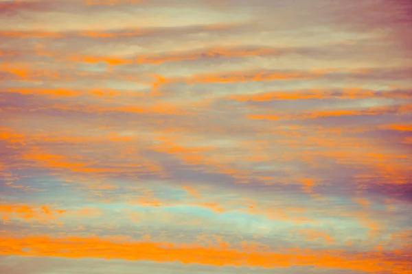 Blaue und orangefarbene Wolken am Himmel bei Sonnenuntergang oder Sonnenaufgang. — Stockfoto