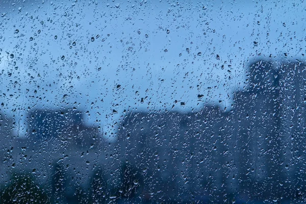 Fundo de gota de água natural em vidro. Desfocado cidade fundo — Fotografia de Stock