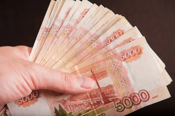 Rusya Rublesi para kavramı kazanmak Rus parası 5000 ruble banknot portre, makro yakın çekim