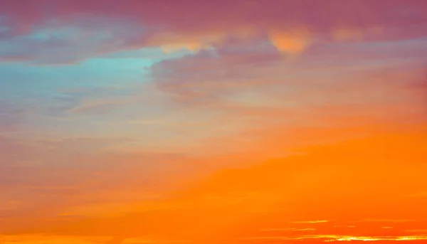 Blaue und orangefarbene Wolken am Himmel bei Sonnenuntergang oder Sonnenaufgang. — Stockfoto
