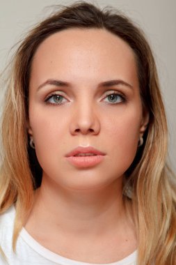 portre siyah saçlı güzel bir genç kız önünde.