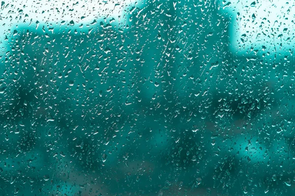 Fundo de gota de água natural em vidro. Desfocado cidade fundo — Fotografia de Stock